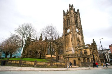 Manchester, İngiltere, Uk - 22 Mart 2019 - Manchester Katedrali 'nin sokak manzarası, Manchester Anglikan Piskoposluğu' nun ana kilisesi, Manchester Piskoposu 'nun ve şehrin kilise merkezi
