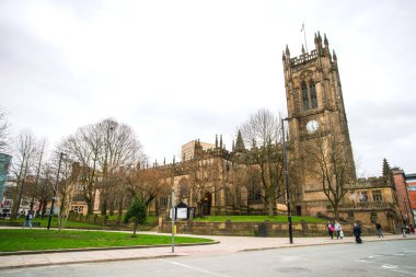 Manchester, İngiltere, Uk - 22 Mart 2019 - Manchester Katedrali 'nin sokak manzarası, Manchester Anglikan Piskoposluğu' nun ana kilisesi, Manchester Piskoposu 'nun ve şehrin kilise merkezi