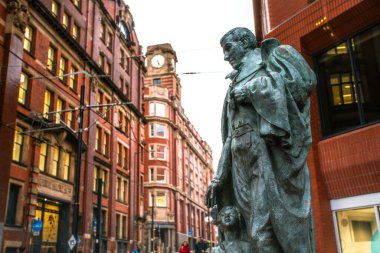 Manchester, İngiltere, Uk - 22 Mart 2019 - Manchester 'daki Robert Owen anısına Kooperatif Bankası' nın önündeki heykel manzarası