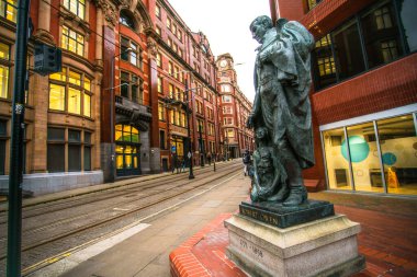 Manchester, İngiltere, Uk - 22 Mart 2019 - Manchester 'daki Robert Owen anısına Kooperatif Bankası' nın önündeki heykel manzarası
