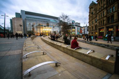 Manchester, İngiltere, Uk - 22 Mart 2019 - Exchange Meydanı sokak manzarası, şehir meydanı ve Manchester 'da büyük bir alışveriş alanı