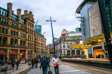 Manchester, İngiltere, Uk - 22 Mart 2019 - Exchange Meydanı sokak manzarası, şehir meydanı ve Manchester 'da büyük bir alışveriş alanı