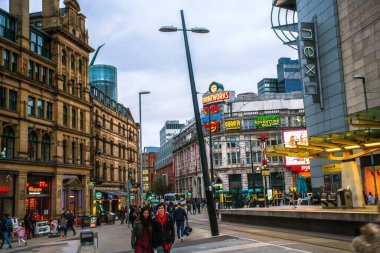 Manchester, İngiltere, Uk - 22 Mart 2019 - Exchange Meydanı sokak manzarası, şehir meydanı ve Manchester 'da büyük bir alışveriş alanı