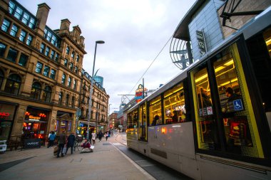 Manchester, İngiltere, Uk - 22 Mart 2019 - Exchange Meydanı sokak manzarası, şehir meydanı ve Manchester 'da büyük bir alışveriş alanı