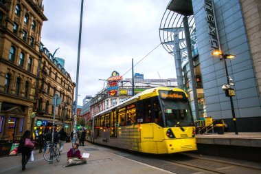 Manchester, İngiltere, Uk - 22 Mart 2019 - Exchange Meydanı sokak manzarası, şehir meydanı ve Manchester 'da büyük bir alışveriş alanı