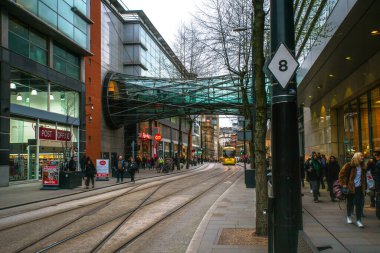 Manchester, İngiltere, Uk - 22 Mart 2019 - Exchange Meydanı sokak manzarası, şehir meydanı ve Manchester 'da büyük bir alışveriş alanı