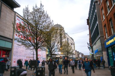 Manchester, İngiltere, Uk - 22 Mart 2019 - Manchester 'da büyük bir alışveriş merkezi olan Yeni Katedral Sokağı sokak manzarası