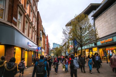 Manchester, İngiltere, Uk - 22 Mart 2019 - Manchester 'da büyük bir alışveriş merkezi olan Yeni Katedral Sokağı sokak manzarası