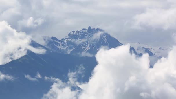 Paysage montagneux du Caucase nuages dans les montagnes 