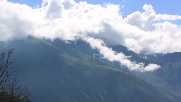 Paisaje montañoso de las nubes del Cáucaso en las montañas — Vídeos de Stock