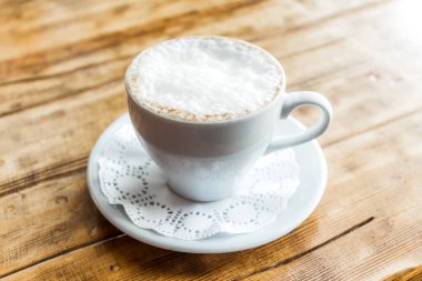 Lezzetli aromalı kapuçino. Büyük bardakta kahve.