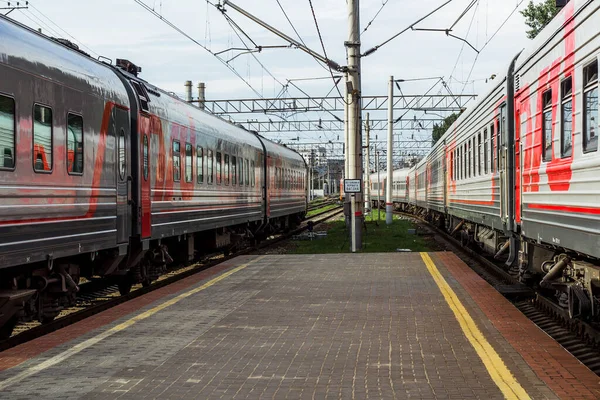 Demiryolu platformu ve tren raylarda çalışıyor.