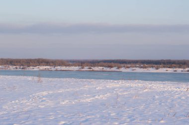 Mavi Volga nehrinin karlı kıyıları