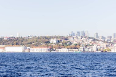 Boğaz manzarası ve karşı kıyıdaki şehir.