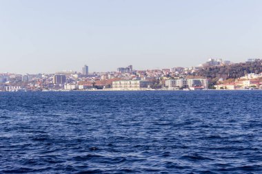 Boğaz manzarası ve karşı kıyıdaki şehir.