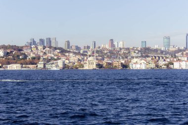 Boğaz manzarası ve karşı kıyıdaki şehir.