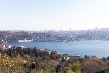 Boğaz manzarası ve karşı kıyıdaki şehir.