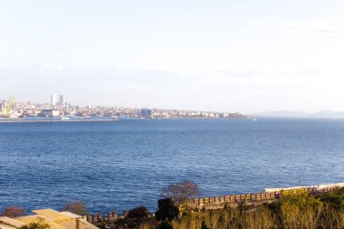 Boğaz manzarası ve karşı kıyıdaki şehir.