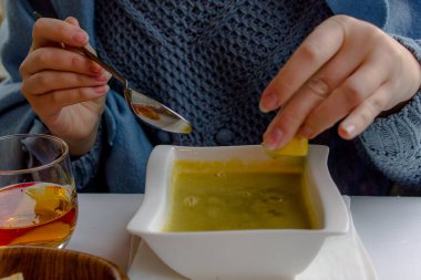 Bezelye püresi çorbası yemek masasında