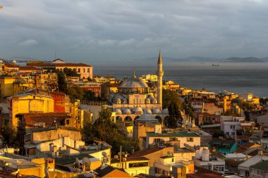 Batan güneşin ışığında İstanbul 'un havadan görünüşü