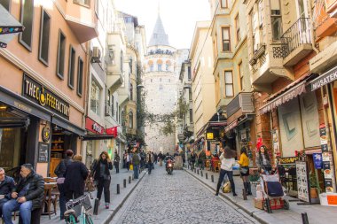 İstanbul 'daki gala kulesine giden dar bir sokak.