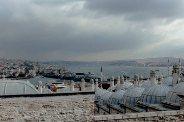 Bulutlu bir günde İstanbul 'da akşam manzarası