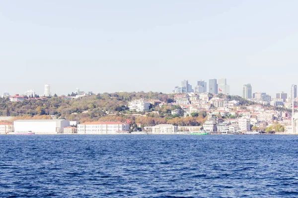 Boğaz Manzarası Karşı Kıyıdaki Şehir — Stok fotoğraf