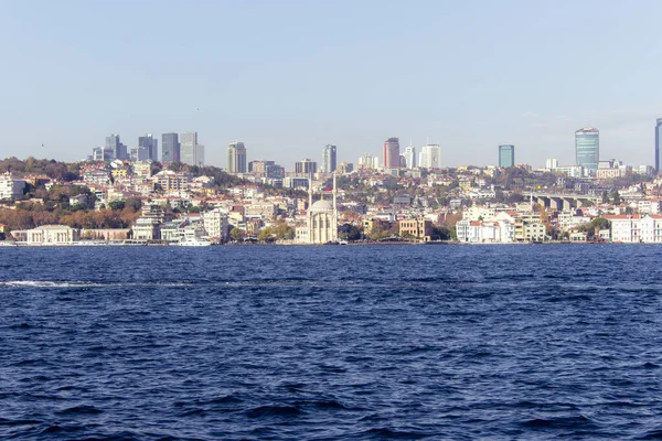 Boğaz Manzarası Karşı Kıyıdaki Şehir — Stok fotoğraf