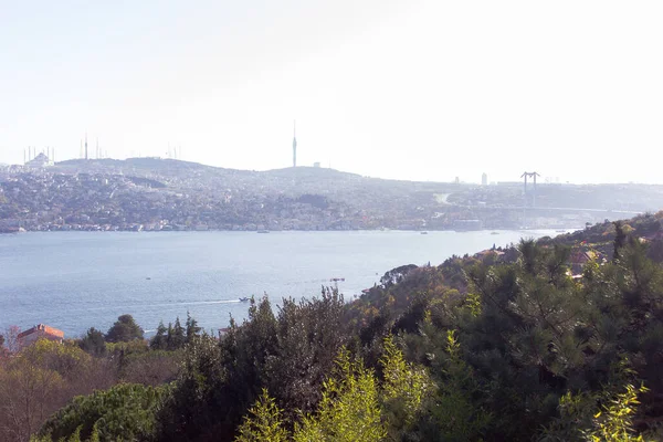 Boğaz Manzarası Karşı Kıyıdaki Şehir — Stok fotoğraf