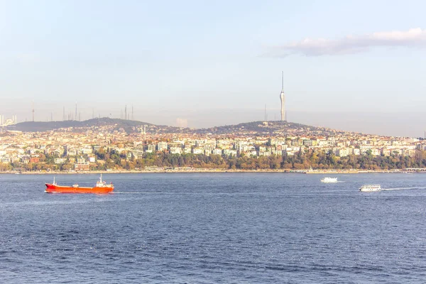 Boğaz Manzarası Karşı Kıyıdaki Şehir — Stok fotoğraf