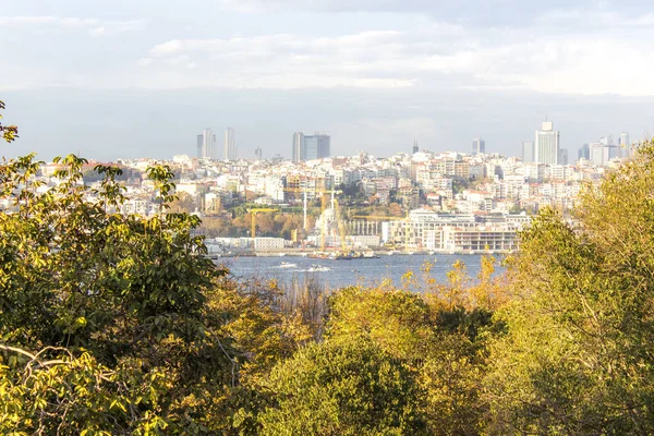 海峡和对岸的城市的景观 — 图库照片