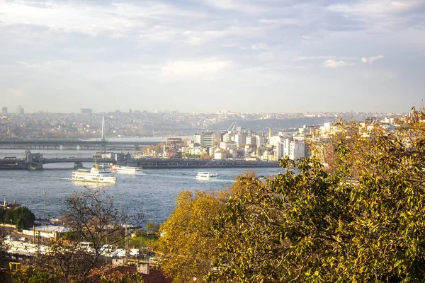 Vista Estreito Cidade Localizada Margem Oposta — Fotografia de Stock