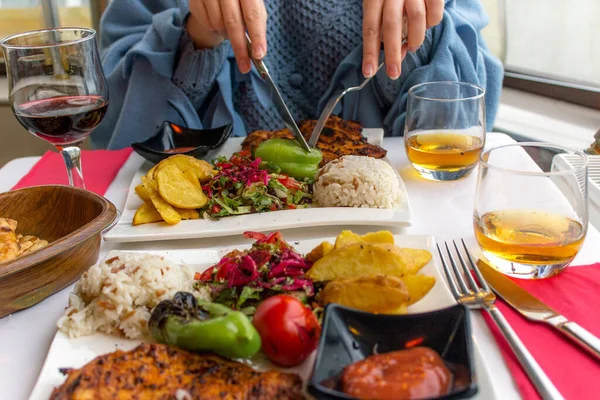 Sıcak ve soğuk yemek masası