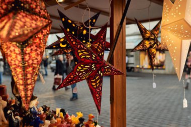 Yılbaşı pazarında aydınlatılmış dekoratif yıldızlar