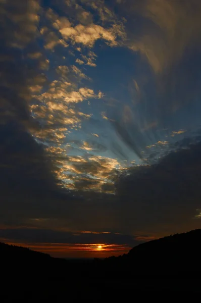 Ciel couchant avec des nuages de trou de poinçon — Photo