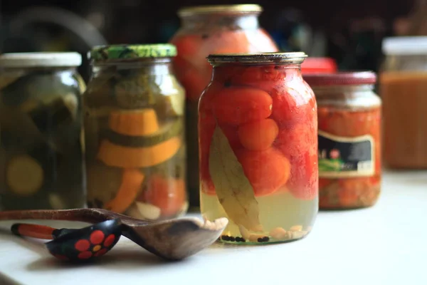 Gläser Mit Gurken Und Tomaten — Stockfoto