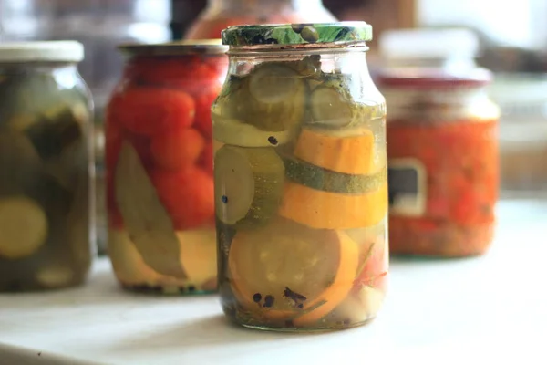 Potten Met Augurken Tomaten Komkommers — Stockfoto