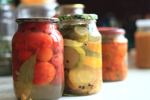 Gläser Mit Gurken Und Tomaten — Stockfoto