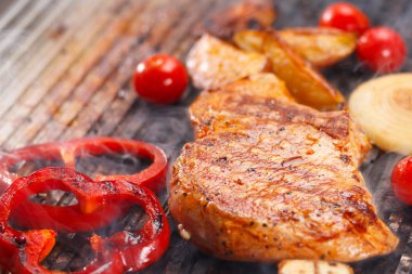 Izgarada ızgara biftek.