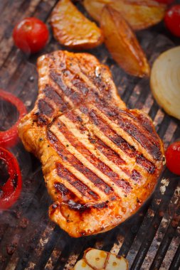 Izgarada ızgara biftek.