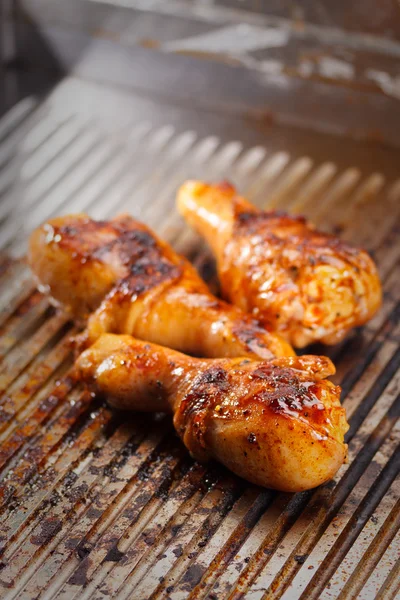 Hot grilled chicken legs on the grill — Stock Photo, Image