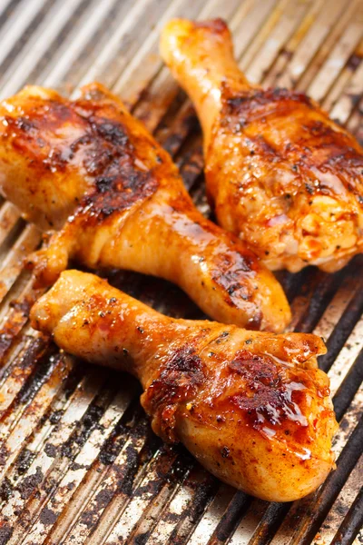 Heiße gegrillte Hühnerkeulen auf dem Grill — Stockfoto