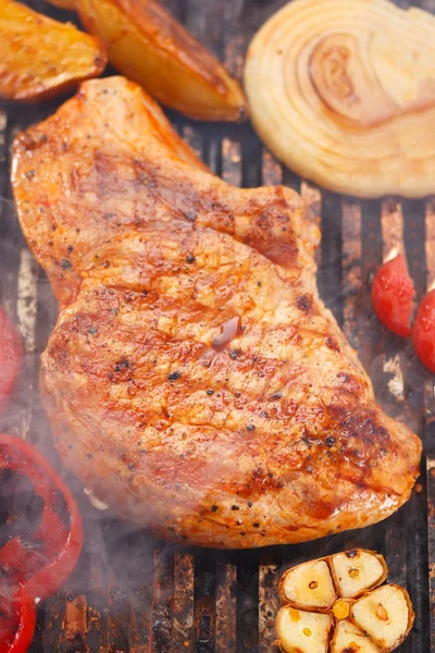 Gegrilde biefstuk op de grill — Stockfoto