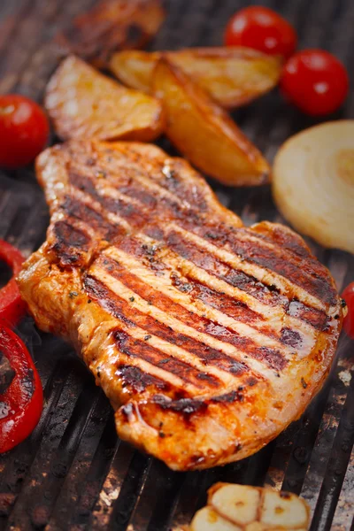 Gegrilde biefstuk op de grill — Stockfoto
