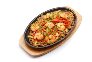 Beyaz arka plan üzerinde izole karides ile erişte.