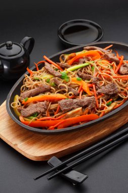 Siyah arka plan üzerinde Dana ile soba erişte