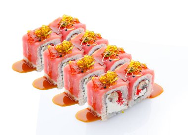 Beyaz arka plan üzerinde izole peynir ve kırmızı tobiko ile Tuna rulo