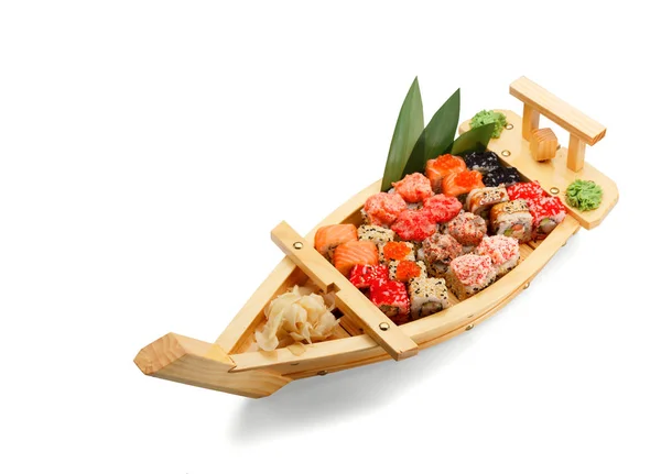 Страви японської кухні. Суші в човні, ізольовані на білий bacground. — стокове фото
