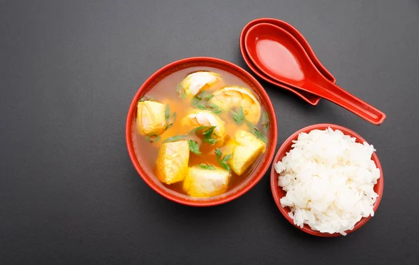 Soppa curry med skaldjur och ris på tabellen svart. — Stockfoto