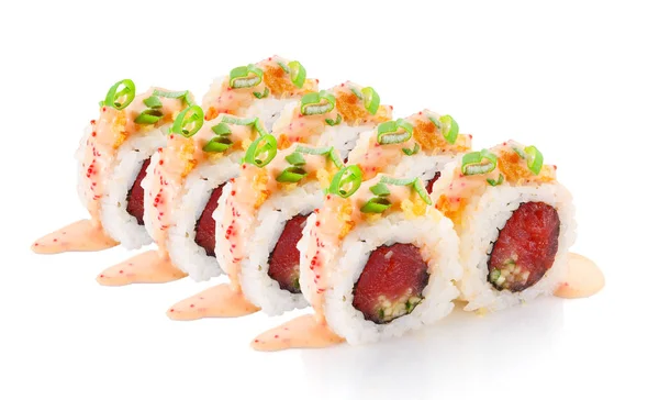 日本料理。金枪鱼卷上孤立的白色背景. — 图库照片